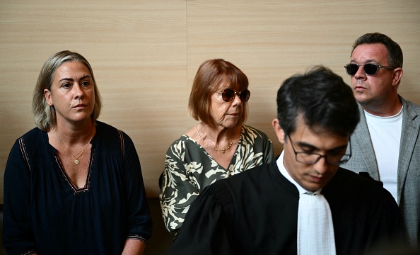 Gisèle Pélicot (au c.) est assise aux côtés de sa fille et de son fils au palais de justice lors du procès de son mari, à Avignon le 2 septembre 2024. (Photo CHRISTOPHE SIMON/AFP via Getty Images)