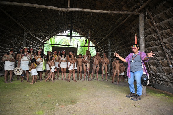 Ene Nenquimo, vice-président de l'organisation de la nationalité Waorani (Nawe), s'adresse à l'AFP dans une maison traditionnelle du village de Guiyero Waorani, dans le parc national de Yasuni, dans la province d'Orellana, en Équateur, le 27 août 2024. Une épaisse nappe de pétrole recouvre une partie d'un estuaire de l'Amazonie équatorienne, où le peuple indigène Waorani implore les autorités d'arrêter les forages pour l'or noir qui est un pilier de l'économie du pays. (Photo RODRIGO BUENDIA/AFP via Getty Images)
