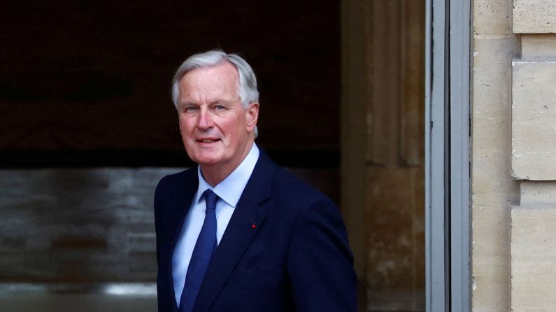 
Le nouveau Premier ministre Michel Barnier assiste à la cérémonie de passation des pouvoirs avec le Premier ministre sortant Gabriel Attal à l'hôtel Matignon à Paris, le 5 septembre 2024. (SARAH MEYSSONNIER/POOL/AFP via Getty Images)