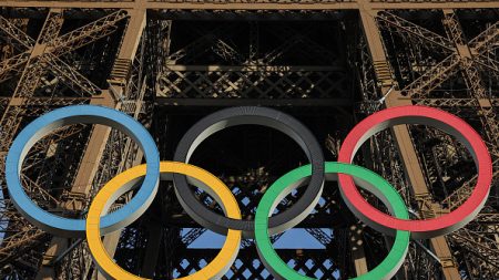 Paris : des anneaux olympiques posés provisoirement sur le pont d’Iéna