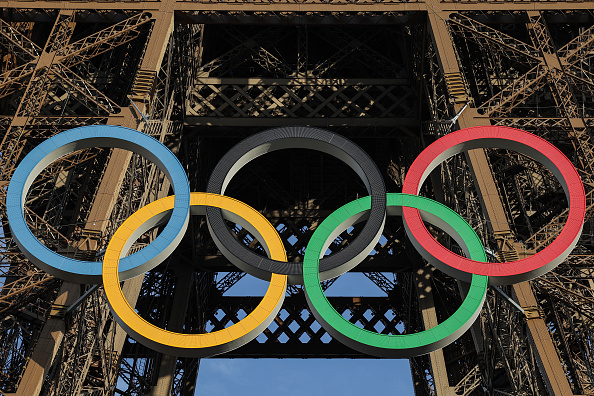 Paris : des anneaux olympiques posés provisoirement sur le pont d'Iéna