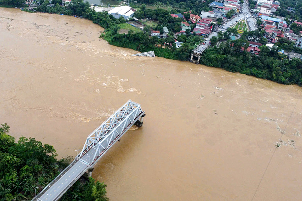 L'effondrement du pont Phong Chau sur le fleuve Rouge dans la province de Phu Tho, le 9 septembre 2024, après le passage du super typhon Yagi dans le nord du Vietnam. (STR/AFP via Getty Images)