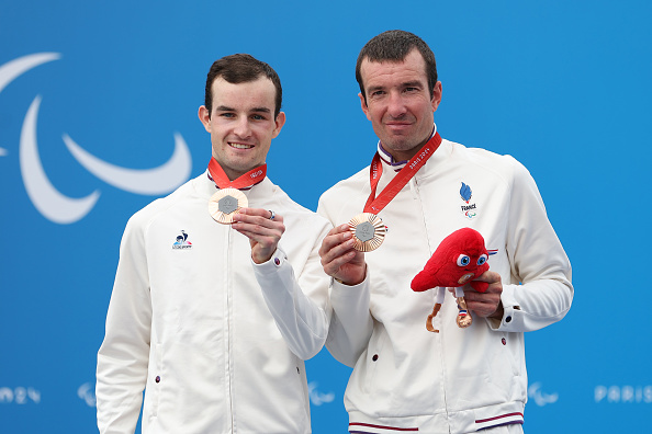 Les médaillés de bronze Alexandre Lloveras (à g.) et le pilote Yoann Paillot (à dr.) de l'équipe de France. (Michael Steele/Getty Images)