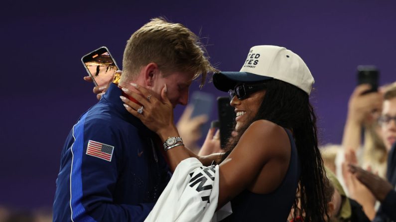 Le médaillé d'or Hunter Woodhall de l'équipe des États-Unis célèbre avec sa femme et sa compagne olympique Tara Davis-Woodhall pendant la cérémonie de remise des médailles du 400m T62 masculin lors de la neuvième journée des Jeux paralympiques d'été de Paris 2024 au Stade de France le 6 septembre 2024 à Paris. (Crédit photo Ezra Shaw/Getty Images)