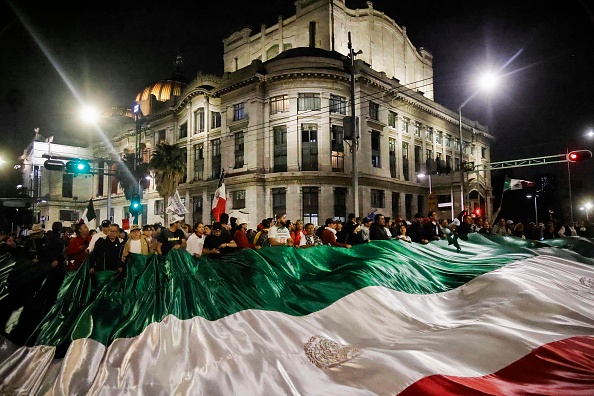 Des employés du système judiciaire et des étudiants tiennent un drapeau géant alors qu'ils bloquent les rues près de l'ancien siège du Sénat du Mexique, connu sous le nom de Casona de Xicotencatl, lors d'une manifestation à Mexico le 10 septembre 2024. (Photo by RODRIGO OROPEZA/AFP via Getty Images)