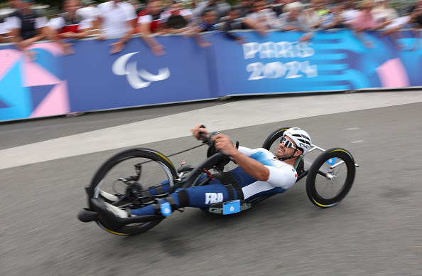 Mathieu Bosredon participe au relais mixte par équipe H1-5 lors de la dixième journée des Jeux Paralympiques de Paris 2024. (Michael Steele/Getty Images)