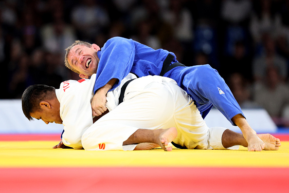 Turgun Abidiev de l'équipe d'Ouzbékistan (à g.) affronte Cyril Jonard de l'équipe de France dans le concours de la médaille de bronze J1 hommes -90 kg. (Andy Lyons/Getty Images)