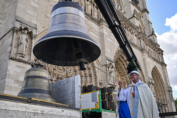 Le recteur de la cathédrale Notre-Dame, Olivier Ribadeau Dumas, bénit l'une des huit cloches du beffroi nord de la cathédrale Notre-Dame de Paris dit « Marcel », le 12 septembre 2024. (ED JONES/AFP via Getty Images)