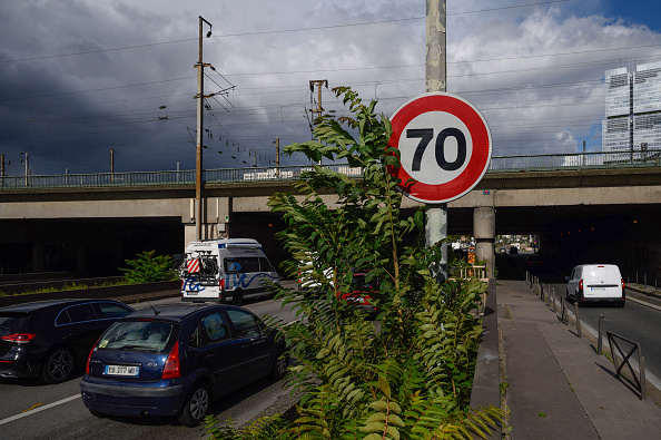 Panneau de signalisation indiquant une limitation de vitesse à 70 km/h placé sur le Boulevard Périphérique à la Porte d'Asnières, autour de Paris, le 12 septembre 2024.   (ED JONES/AFP via Getty Images)