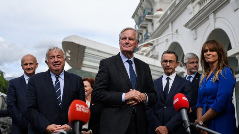 Le Premier ministre Michel Barnier entouré par le chef du groupe parlementaire des LR au Sénat Bruno Retailleau, le chef des LR à l'Assemblée nationale Laurent Wauquiez, le président du Sénat Gérard Larcher et la sénatrice de la Haute-Savoie Sylviane Noel à Annecy, le 12 septembre 2024. (JEFF PACHOUD/AFP via Getty Images)