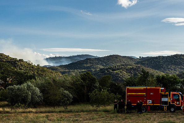 De la fumée émane d'un feu de forêt à Camelas, près de Perpignan, le 12 septembre 2024. (JEAN-CHRISTOPHE MILHET/AFP via Getty Images)