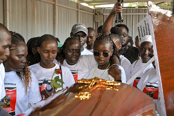 Des amis et des membres de la famille réagissent à la vue du corps de la marathonienne Rebecca Cheptegei à Eldoret, au Kenya, le 13 septembre 2024. (BRIAN ONGORO/AFP via Getty Images)