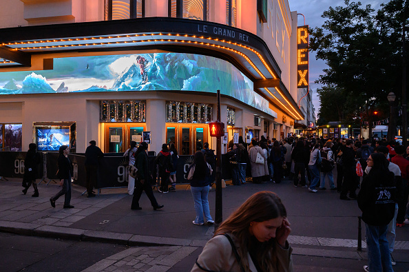 Le cinéma du Grand Rex lors de l'avant-première du documentaire du YouTuber Inoxtag intitulé « Kaizen : 1 an pour gravir l’Everest », à Paris le 13 septembre 2024. (Photo ED JONES/AFP via Getty Images)