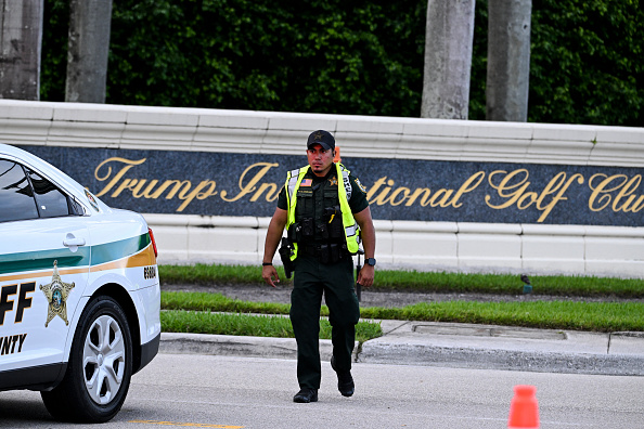 Un shérif bloque la rue à l'entrée du Trump International Golf Club à West Palm Beach, Floride, le 15 septembre 2024 suite à la tentative d'assassinat de Donald Trump. (Photo CHANDAN KHANNA/AFP via Getty Images)