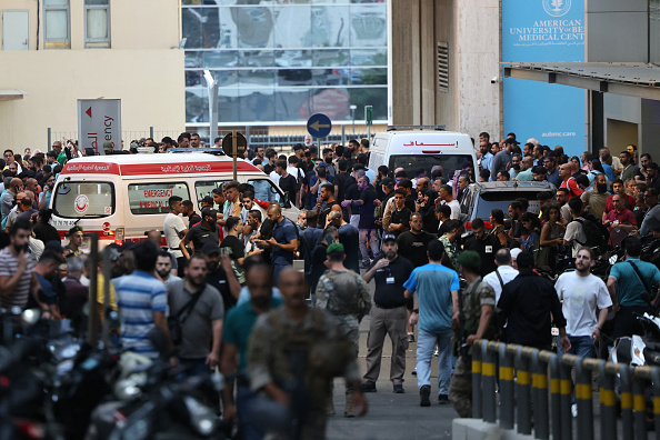 Des ambulances à l'entrée du centre médical de l'université américaine de Beyrouth, le 17 septembre 2024, après les explosions simultanées des bipeurs des membres du Hezbollah. (Photo ANWAR AMRO/AFP via Getty Images)