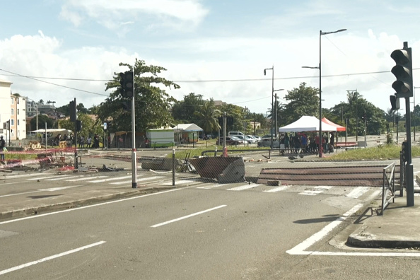 Un barrage routier à Fort-de-France en Martinique le 17 septembre 2024.
(THOMAS THURAR/AFP via Getty Images)