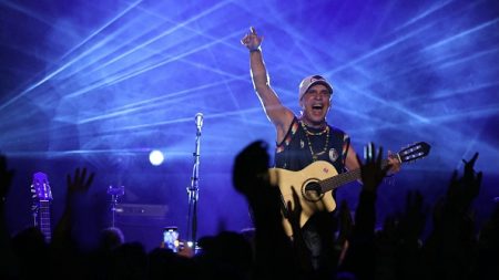 Après 17 ans d’absence, le roi du folk punk global Manu Chao revient avec son album « Viva Tu »