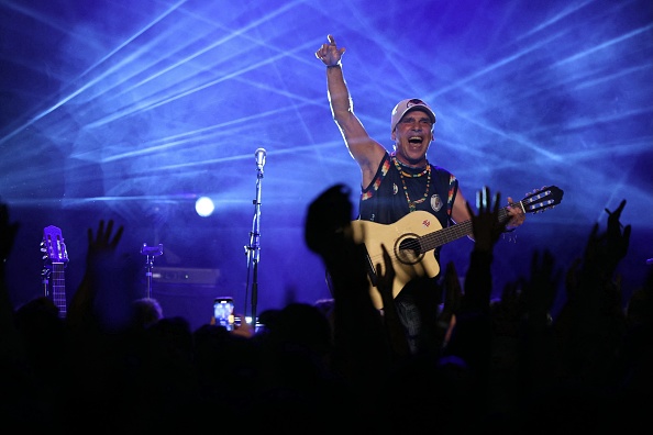 Le chanteur franco-espagnol Manu Chao se produit sur scène à Vitry-sur-Seine, le 17 septembre 2024. (THOMAS SAMSON/AFP via Getty Images)