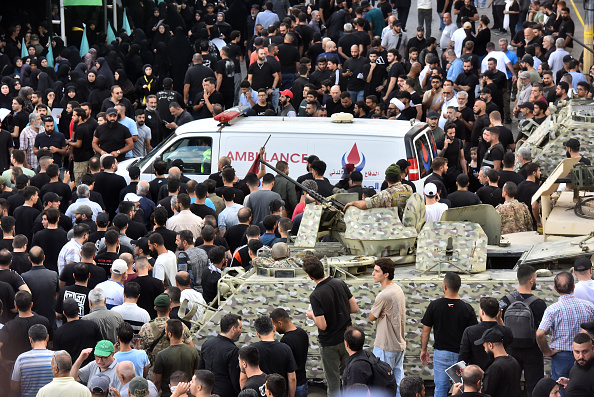 Des soldats de l'armée libanaise montent la garde alors qu'une ambulance arrive après l'explosion d'un engin pendant les funérailles des personnes tuées par l'explosion de centaines d'appareils de radiomessagerie. (FADEL ITANI/AFP via Getty Images)