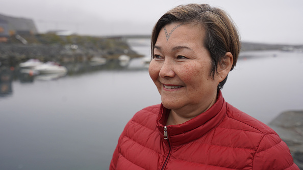 Andu Schiodt Pikilak, psychologue de 61 ans, pose pour une photo dans un port de Nuuk, au Groenland, le 29 août 2024. Le territoire a été une colonie danoise de 1721 à 1953, avant de devenir progressivement autonome dans la seconde moitié du XXe siècle.
Les tatouages inuits du Groenland - semblables à ceux des autres cultures inuites, notamment au Canada - sont principalement portés par les femmes. (Photo  JAMES BROOKS/AFP via Getty Images)
