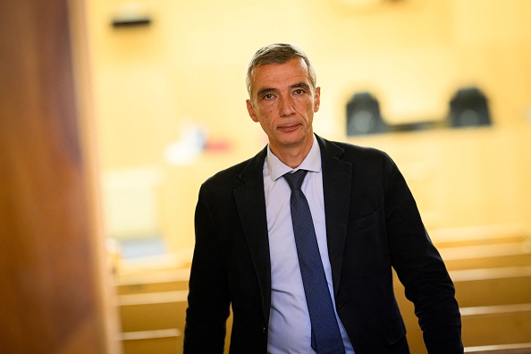 Le commissaire Grégoire Chassaing sort après avoir été libéré à la fin de son procès pour homicide involontaire pour la mort de Steve Maia Caniço au palais de justice de Rennes, le 20 septembre 2024. (LOIC VENANCE/AFP via Getty Images)