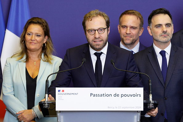 Le ministre de l'Économie, des Finances et de l'Industrie Antoine Armand (au c.) s'exprime à Bercy, à Paris le 22 septembre 2024. (Photo GEOFFROY VAN DER HASSELT/AFP via Getty Images)