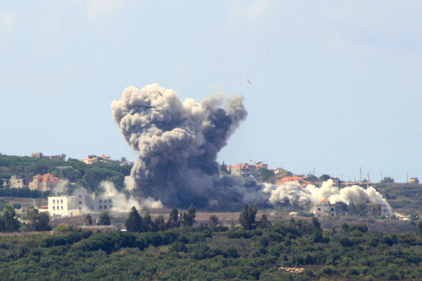 De la fumée s'échappe du site d'une frappe aérienne israélienne dans le village libanais de Tayr Harfa, près de la frontière israélo-libanaise, le 23 septembre 2024. (Photo KAWNAT HAJU/AFP via Getty Images)