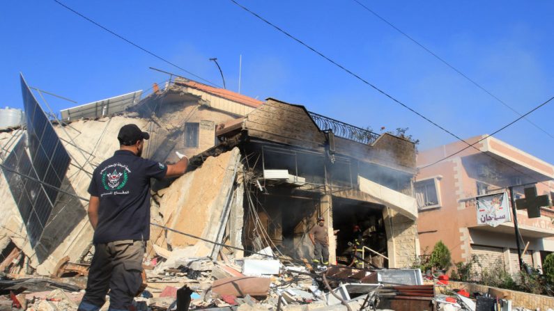 Une frappe israélienne dans le village d'Akbiyeh, au sud du Liban le 24 septembre 2024. (Photo MAHMOUD ZAYYAT/AFP via Getty Images)