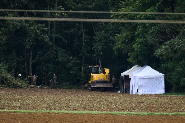 Des soldats et des gendarmes participent aux fouilles en cours dans le « cimetière » du tueur en série Émile Louis, aujourd'hui décédé, dans l'espoir de trouver de nouveaux restes, près de Rouvray, le 25 septembre 2024. (JEFF PACHOUD/AFP via Getty Images)