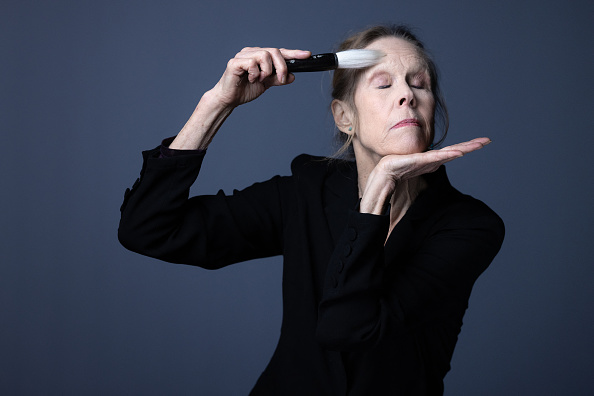 La chorégraphe et interprète de danse contemporaine américaine, née en France et nationalisée, Carolyn Carlson pose lors d'une séance photo à Paris le 19 septembre 2024. (Photo JOEL SAGET/AFP via Getty Images)