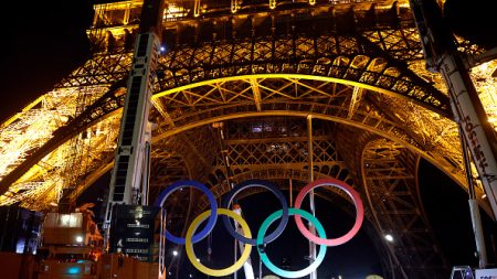 Les anneaux olympiques de la tour Eiffel ont été déposés, en attendant leur remplacement