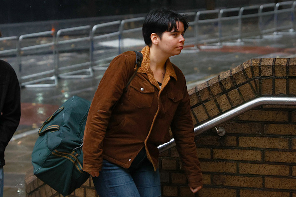 Anna Holland, militante de Just Stop Oil, arrive à la Southwark Crown Court le 27 septembre 2024 à Londres, Angleterre. (Peter Nicholls/Getty Images)