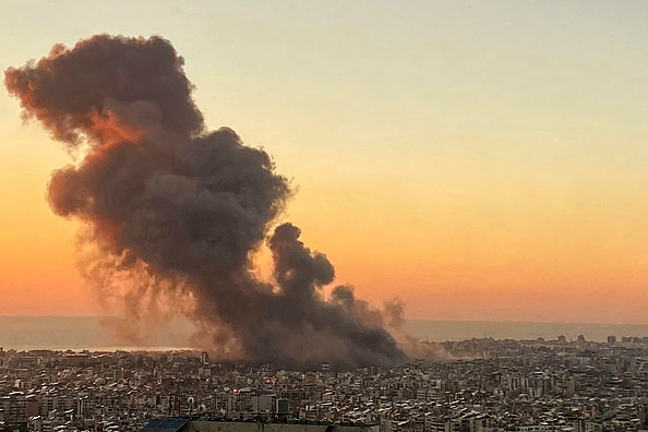 De la fumée s'élève au-dessus de la banlieue sud de Beyrouth après d'une frappe israélienne le 27 septembre 2024.(Photo -/AFP via Getty Images)