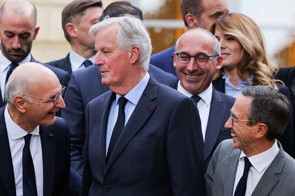 Michel Barnier entouré de ses ministres à Matignon, le 27 septembre 2024. (Photo THOMAS SAMSON/AFP via Getty Images)