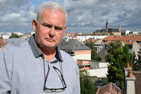 Le photojournaliste du quotidien régional L'Union Christian Lantenois pose à son domicile à Reims le 27 septembre 2024. (FRANCOIS NASCIMBENI/AFP via Getty Images)