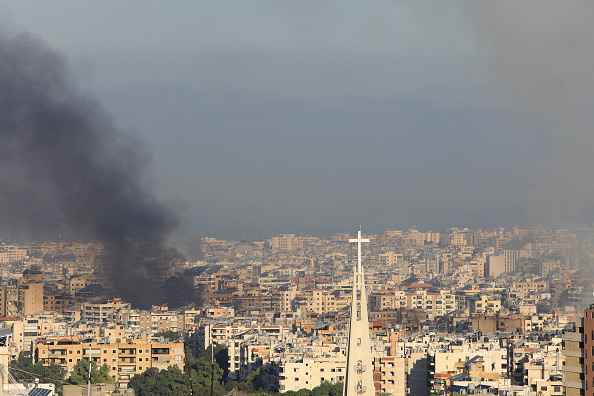 Des volutes de fumée après les frappes aériennes israéliennes sur la banlieue sud de Beyrouth tôt le 28 septembre 2024. (AFP via Getty Images)