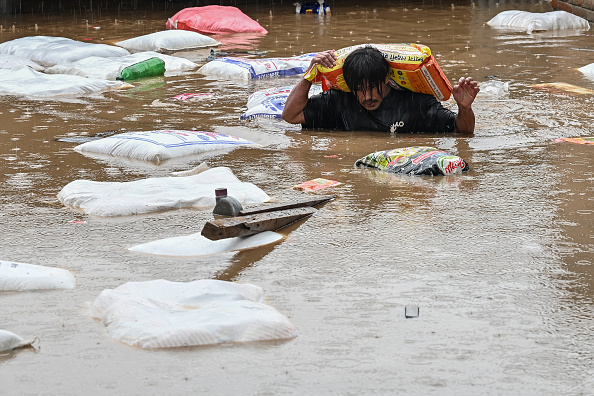 Après le débordement de la rivière Bagmati suite aux fortes pluies de mousson à Katmandou le 28 septembre 2024. (Photo PRAKASH MATHEMA/AFP via Getty Images)