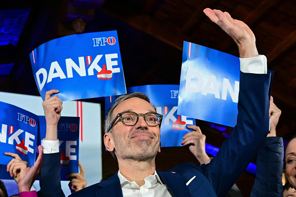 
Herbert Kickl, le leader du Parti de la liberté d'Autriche (FPÖ) à Vienne, en Autriche le 29 septembre 2024. (Photo ROLAND SCHLAGER/APA/AFP via Getty Images)