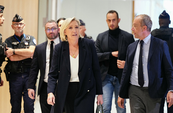 Marine Le Pen quitte la salle d'audience avec l'avocat et ancien député européen Alexandre Varaut, du palais de justice de Paris où se déroule le procès sur des soupçons de détournement de fonds publics européens, le 30 septembre 2024. (Photo DIMITAR DILKOFF/AFP via Getty Images)