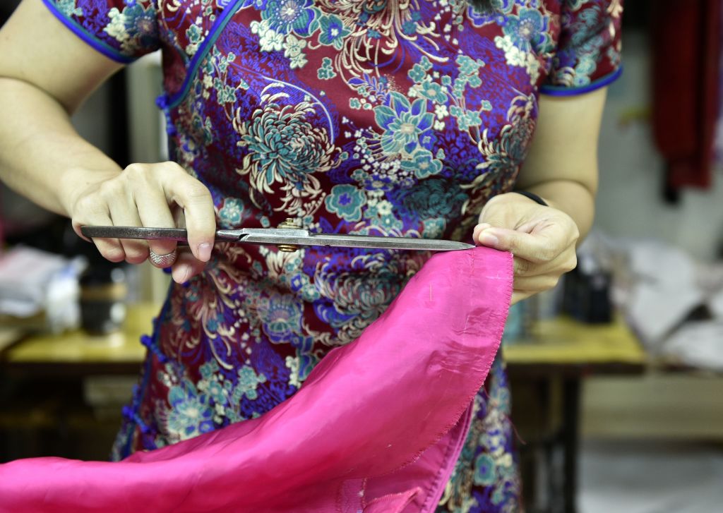 Hong Kong : il est le dernier à coudre des qipao ou cheongsam, ce vêtement féminin autrefois si populaire