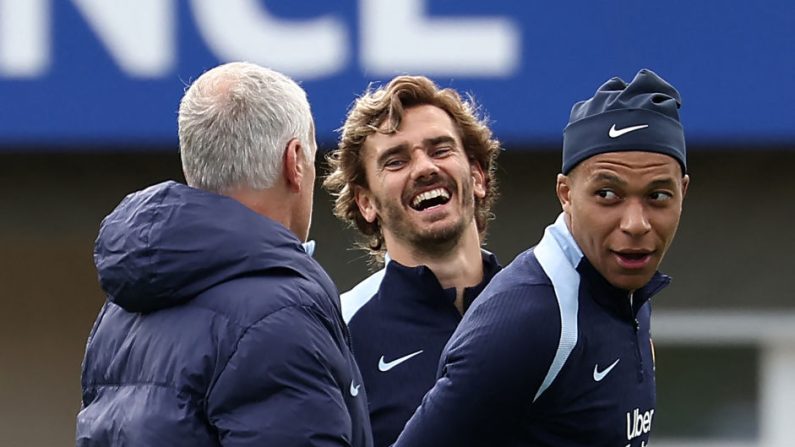 Les hommages se sont multipliés lundi après l'annonce de la retraite internationale d'Antoine Griezmann, tous remerciant l'attaquant français pour sa carrière en bleu. (Photo : FRANCK FIFE/AFP via Getty Images)