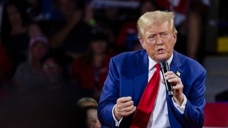 Le candidat républicain à la présidence, l'ancien président Donald Trump, s'exprime au Dort Financial Center à Flint, dans le Michigan, le 17 septembre 2024. (Scott Olson/Getty Images)