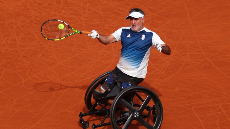 Après avoir été éliminé en simple, l'icône française de tennis-fauteuil Stéphane Houdet a perdu mercredi en demi-finale du double masculin des Jeux paralympiques de Paris. (Photo : Alex Davidson/Getty Images)