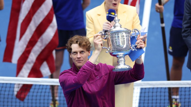 Jannik Sinner a largement dominé l'Américain Taylor Fritz (12e) 6-3, 6-4, 7-5 afin de remporter son premier US Open de tennis, dimanche à New York. (Photo by CHARLY TRIBALLEAU/AFP via Getty Images)