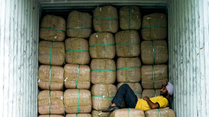 Un travailleur se repose sur des marchandises conservées dans un camion le long d'une rue à Amritsar, en Inde, le 19 septembre 2024. (Narinder Nanu/AFP via Getty Images)