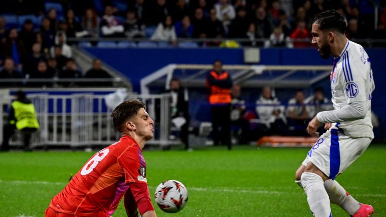 Lyon s'est imposé logiquement 2 à 0 aux dépens du club grec d'Olympiakos Le Pirée, jeudi au Groupama stadium, en match de la 1re journée de Ligue Europa grâce à des buts de Rayan Cherki et Saïd Benrahma, et réussit ainsi son retour sur la scène européenne. (Photo : OLIVIER CHASSIGNOLE/AFP via Getty Images)