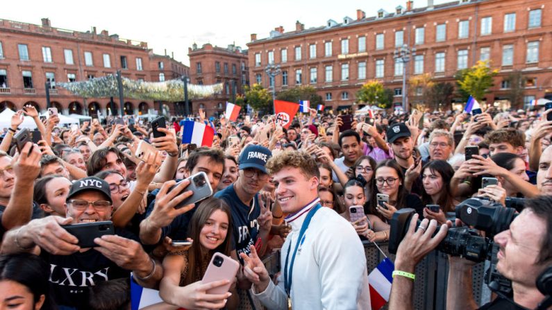 Célébré mercredi sur la place du Capitole avec les autres médaillés, le nageur star Léon Marchand sort désormais de chez lui avec "une casquette et des lunettes" pour faire face à son "changement de statut assez radical". (Photo : MATTHIEU RONDEL/AFP via Getty Images)