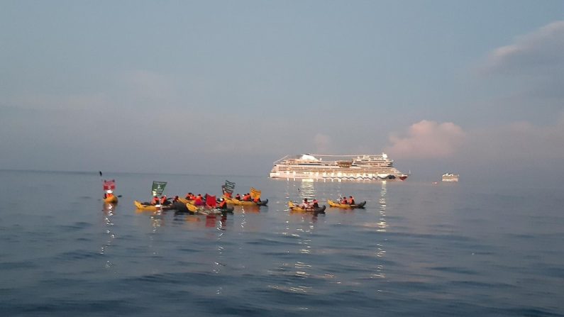 Trois paquebots de croisières sont bloqués à l'entrée du Grand Port Maritime de Marseille. (Capture d'écran X @Stop Croisières)