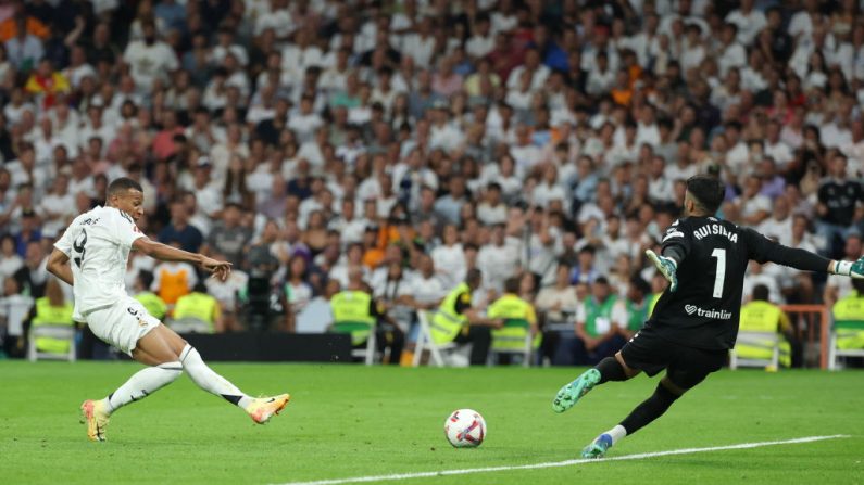 Après quatre rencontres sans marquer, Kylian Mbappé a retrouvé le chemin des filets en inscrivant son premier doublé en Liga sous le maillot du Real Madrid, lors de la victoire face au Betis Séville. (Photo : THOMAS COEX/AFP via Getty Images)