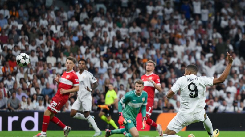 Bousculé pour ses débuts en Ligue des champions, le Real Madrid, champion d'Europe en titre, est venu à bout de Stuttgart (3-1) mardi au Santiago Bernabéu au terme d'un match plaisant où Kylian Mbappé a été décisif pour sa première en C1.. (Photo by David Ramos/Getty Images)